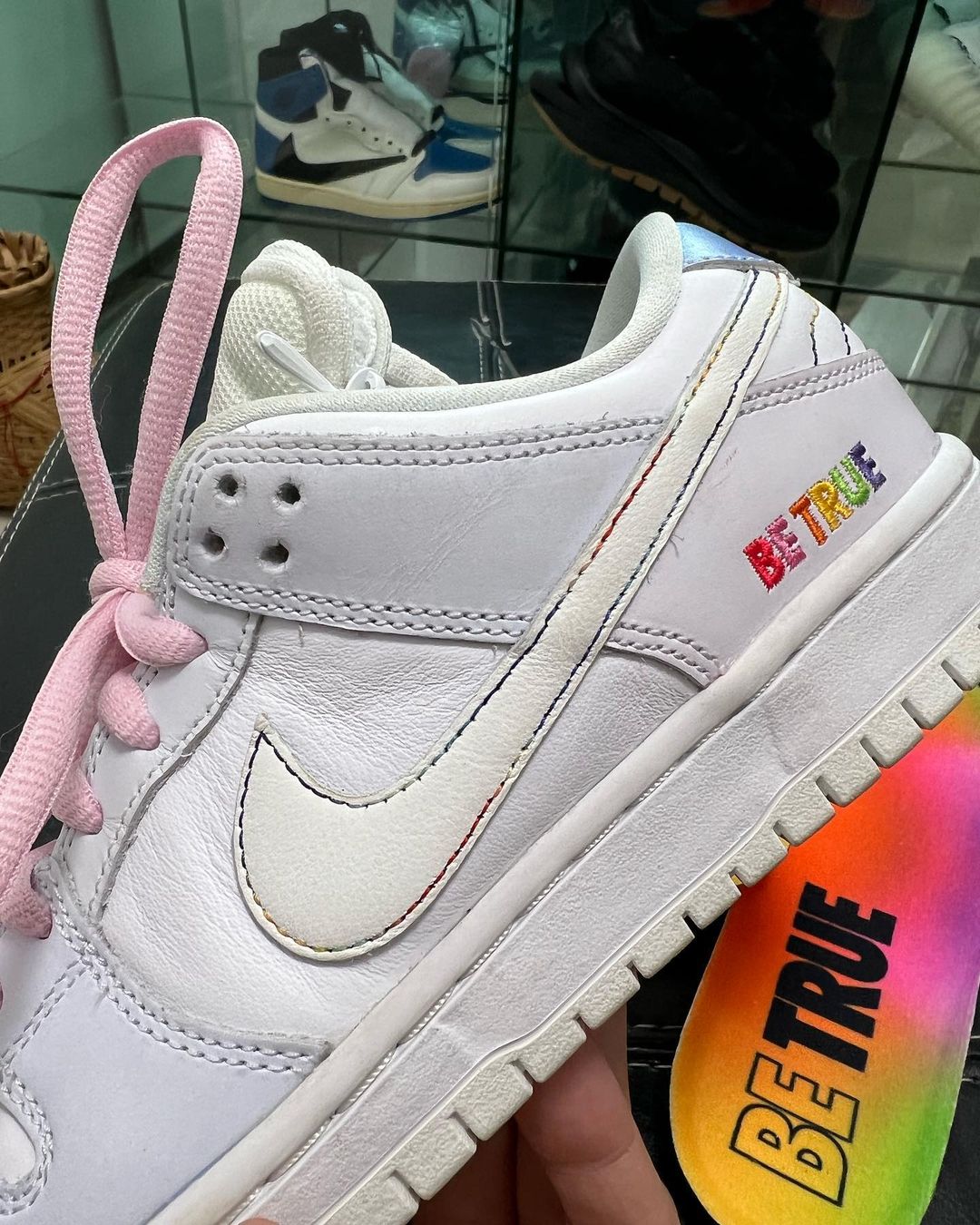 【国内 6/13 発売】ナイキ SB ダンク ロー “ビートゥルー/ホワイト” (NIKE SB DUNK LOW “Be True/White”) [DR4876-100]