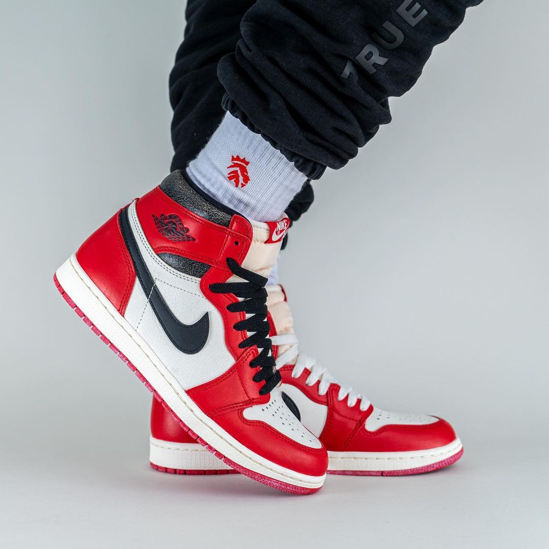 NIKE aj1 Chicago lost \u0026found