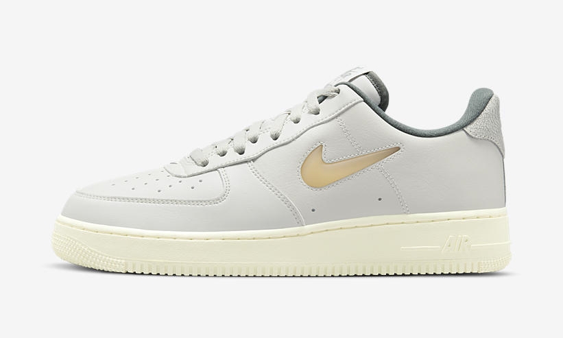 【国内 6/18 発売】ナイキ エア フォース 1 ロー 07 LX “ジュエルスウッシュ/ライトボーン” (NIKE AIR FORCE 1 07 LX “Jewel Swoosh/Light Bone”) [DC8894-001]