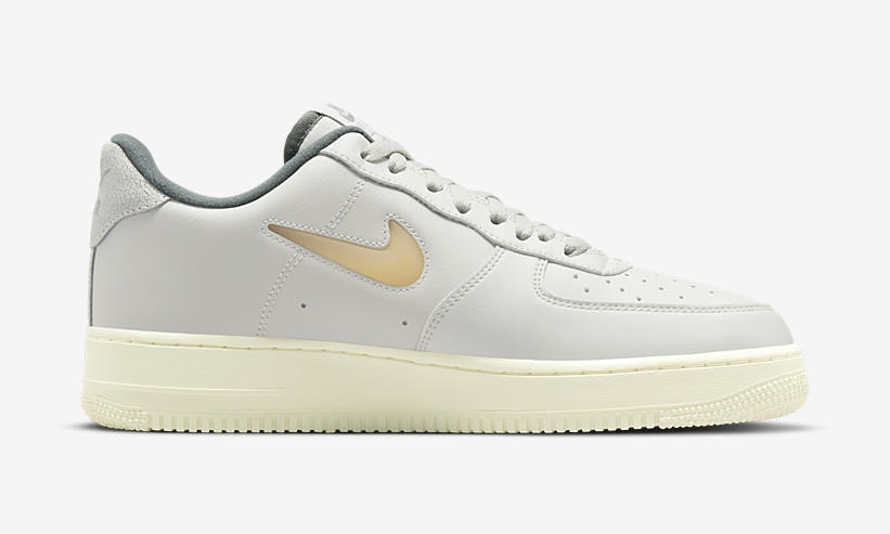 【国内 6/18 発売】ナイキ エア フォース 1 ロー 07 LX “ジュエルスウッシュ/ライトボーン” (NIKE AIR FORCE 1 07 LX “Jewel Swoosh/Light Bone”) [DC8894-001]