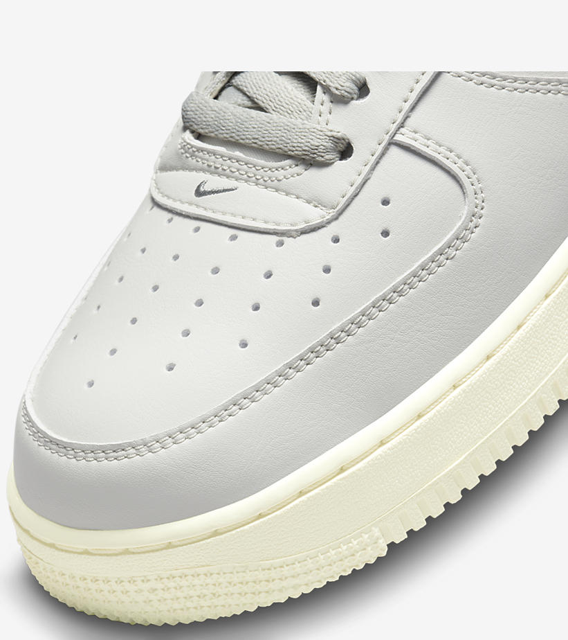 【国内 6/18 発売】ナイキ エア フォース 1 ロー 07 LX “ジュエルスウッシュ/ライトボーン” (NIKE AIR FORCE 1 07 LX “Jewel Swoosh/Light Bone”) [DC8894-001]