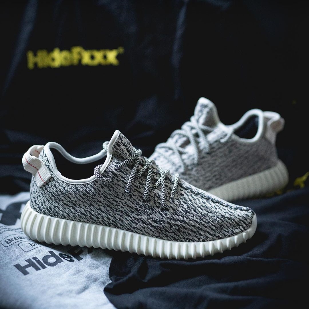 【海外 YEEZY DAY 8/1にリストック予定】アディダス オリジナルス イージー 350 ブースト “タートルドーブ” (adidas Originals YEEZY 350 BOOST “Turtle Dove”) [AQ4832]