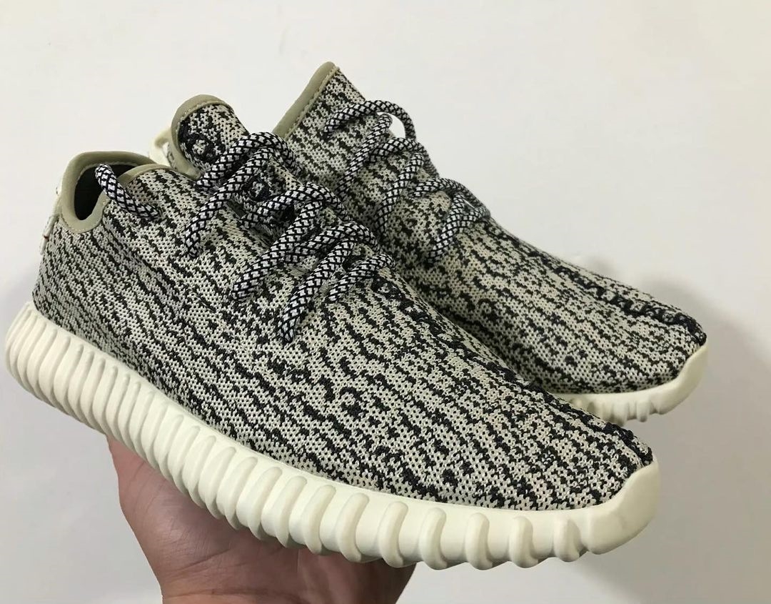 【海外 YEEZY DAY 8/1にリストック予定】アディダス オリジナルス イージー 350 ブースト “タートルドーブ” (adidas Originals YEEZY 350 BOOST “Turtle Dove”) [AQ4832]