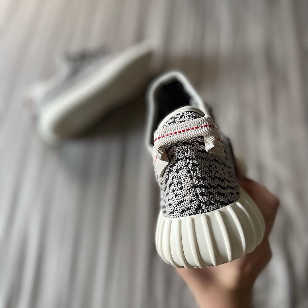 【海外 YEEZY DAY 8/1にリストック予定】アディダス オリジナルス イージー 350 ブースト “タートルドーブ” (adidas Originals YEEZY 350 BOOST “Turtle Dove”) [AQ4832]