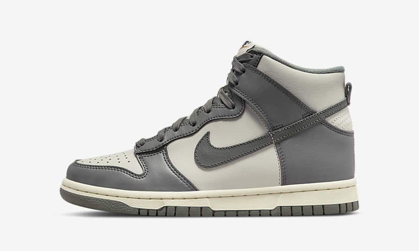 【国内 6/18 発売】ナイキ ダンク ハイ レトロ SE ビンテージ “ライトボーン/サンダーグレー” (NIKE DUNK HIGH RETRO SE VINTAGE “Light Bone/Tumbled Grey”) [DM0582-001/DM1028-001]