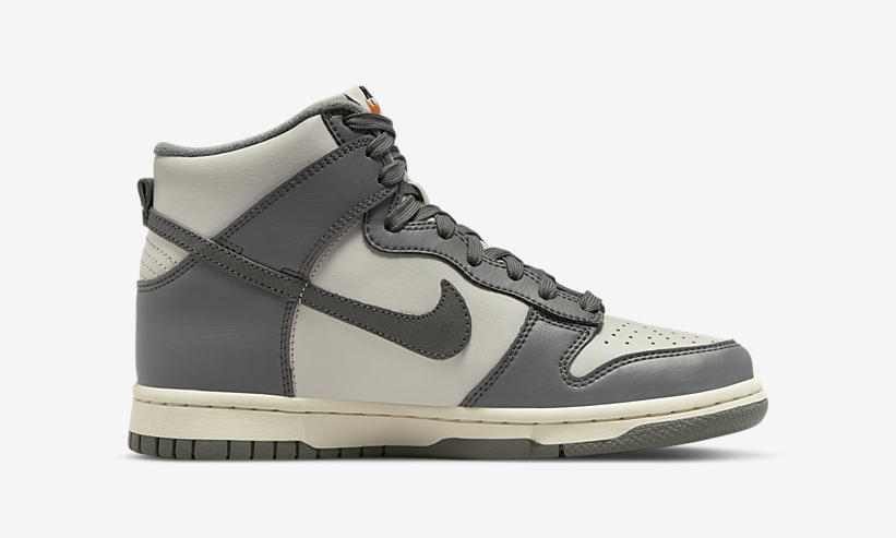 【国内 6/18 発売】ナイキ ダンク ハイ レトロ SE ビンテージ “ライトボーン/サンダーグレー” (NIKE DUNK HIGH RETRO SE VINTAGE “Light Bone/Tumbled Grey”) [DM0582-001/DM1028-001]