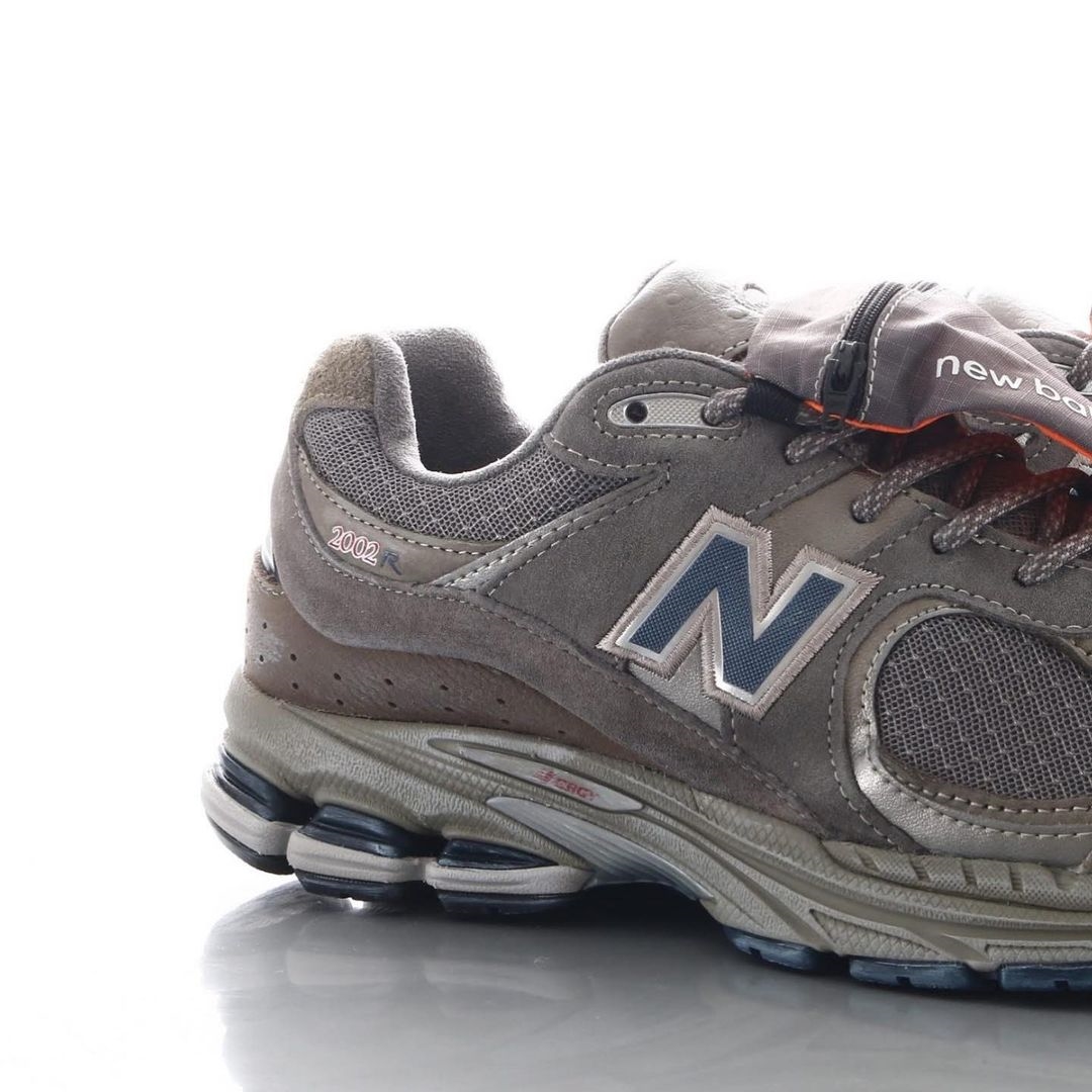 ニューバランス アジア製「2002R」プレミアムな新作「M2002 RVA」が4/22 発売 (New Balance)