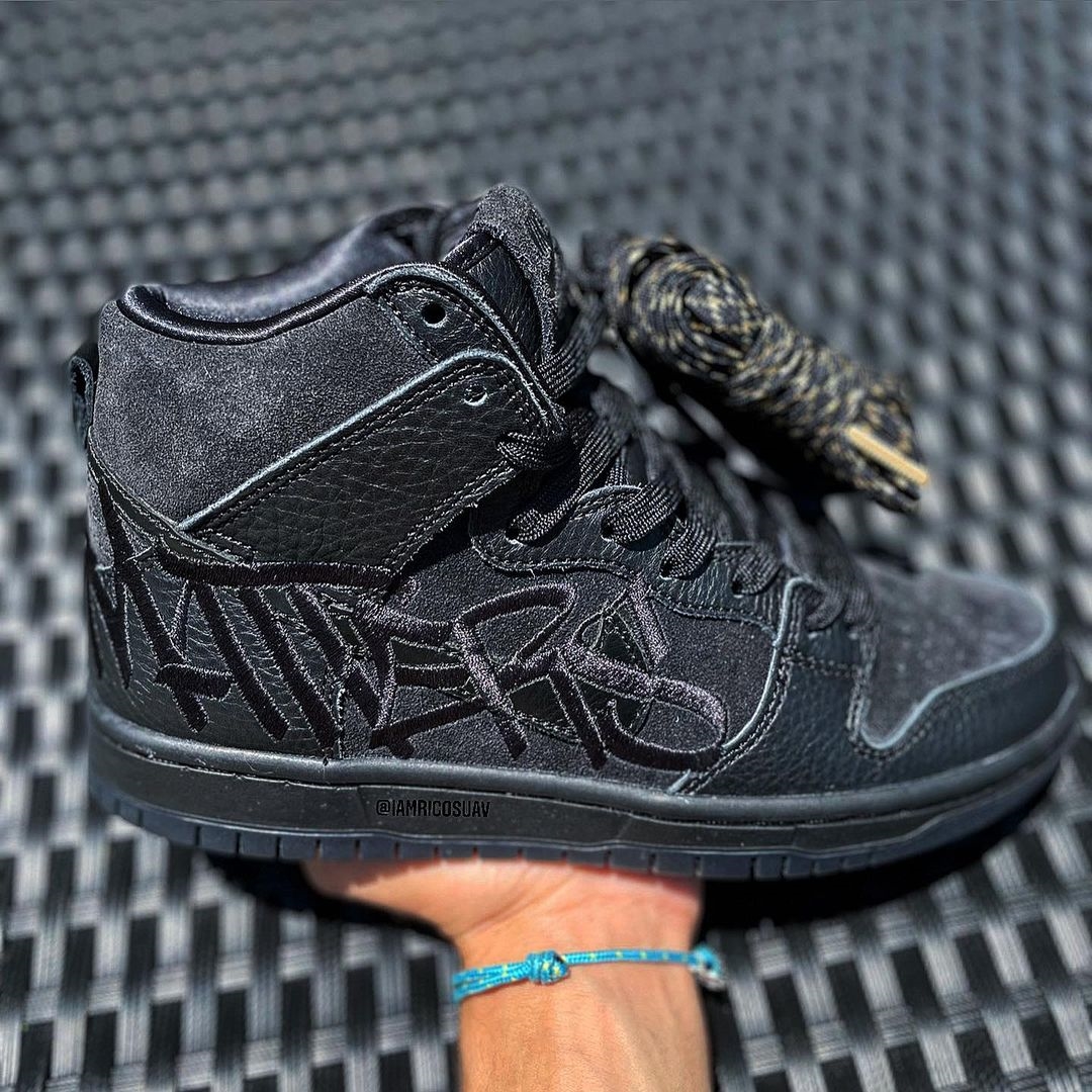 【国内 8/29 発売】ファウスト × ナイキ SB ダンク ハイ プロ QS “ブラック/メタリックゴールド” (Faust NIKE SB DUNK HIGH PRO QS “Black/Metallic Gold”) [DH7755-001]