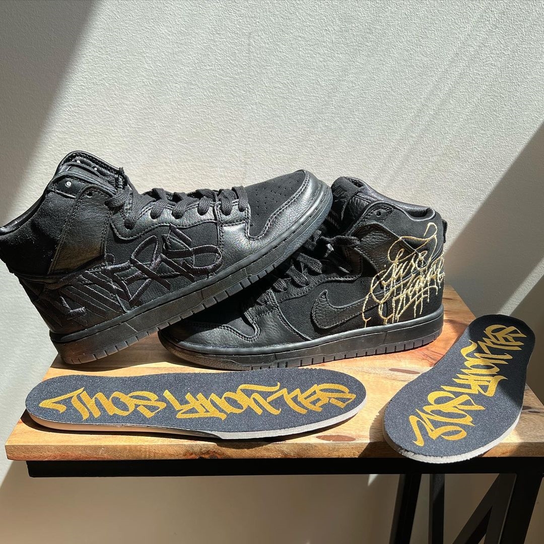 【国内 8/29 発売】ファウスト × ナイキ SB ダンク ハイ プロ QS “ブラック/メタリックゴールド” (Faust NIKE SB DUNK HIGH PRO QS “Black/Metallic Gold”) [DH7755-001]