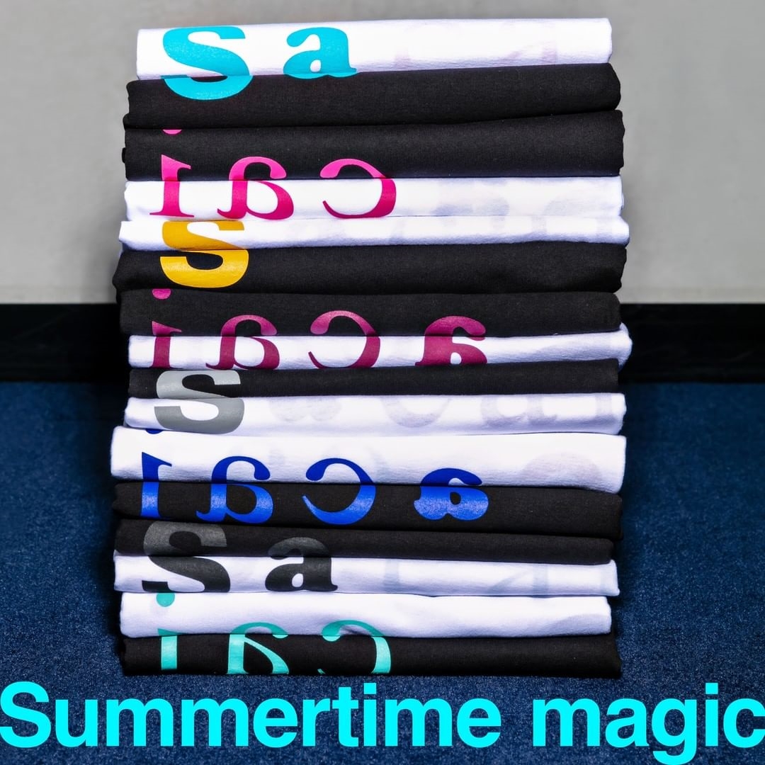 sacaiにてTシャツ、ソックス、トートバッグ、巾着型バッグの全4種類にて展開するカプセルコレクションが4/28 発売 (サカイ)