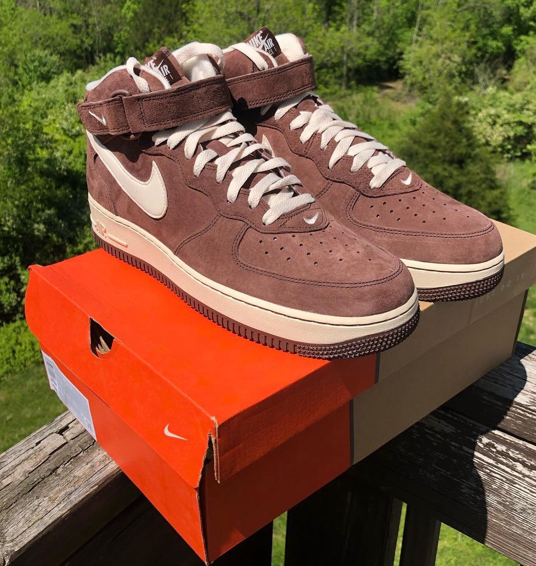 【国内 6/9 発売】ナイキ エア フォース 1 07 ミッド QS “チョコレート” (NIKE AIR FORCE 1 07 MID QS “Chocolate”) [DM0107-200]