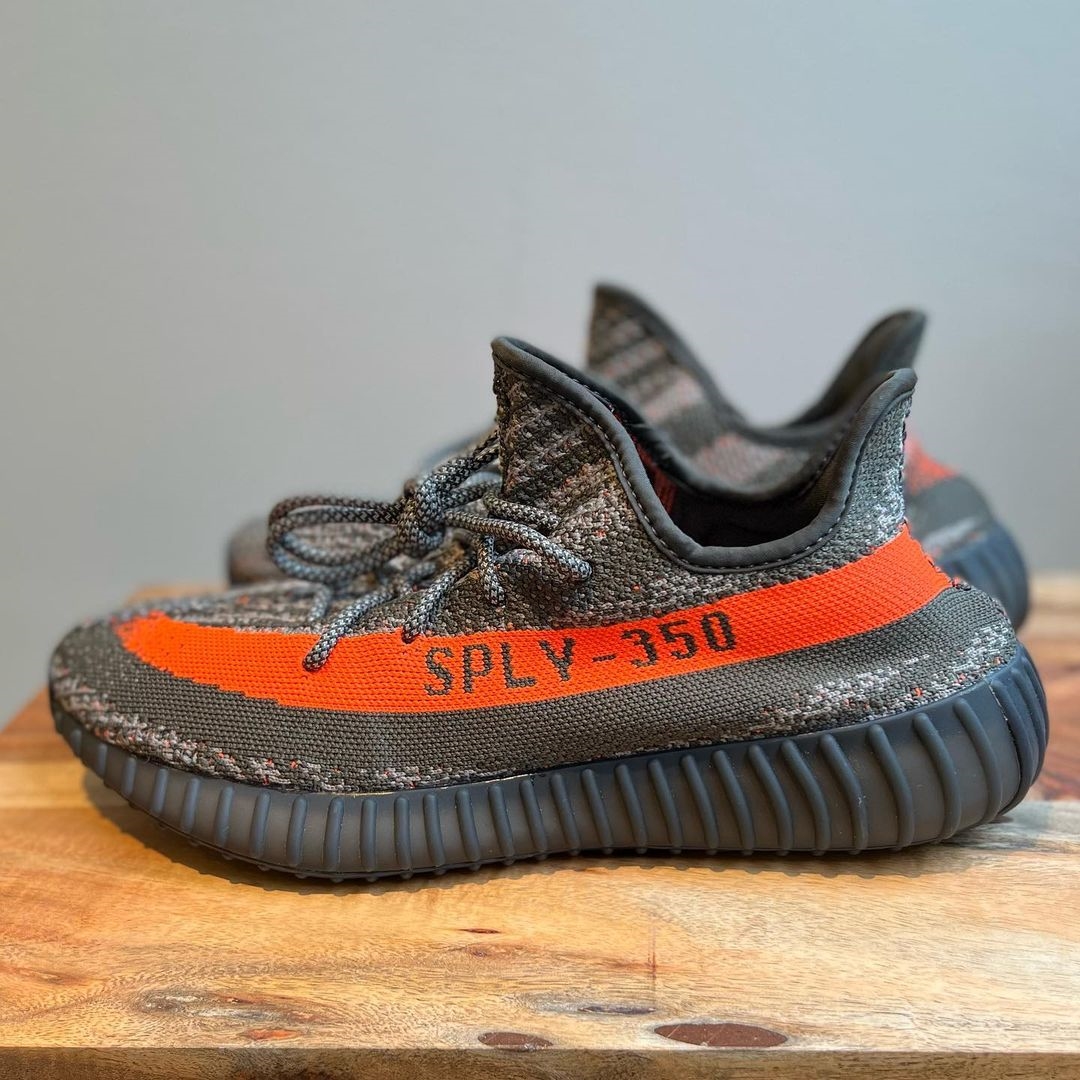 【国内 6/1 リストック予定】アディダス オリジナルス イージー ブースト 350 V2 “カーボンベルーガ/ベルーガ 3.0” (adidas Originals YEEZY BOOST 350 V2 “Carbon Beluga/Beluga 3.0”) [HQ7045]