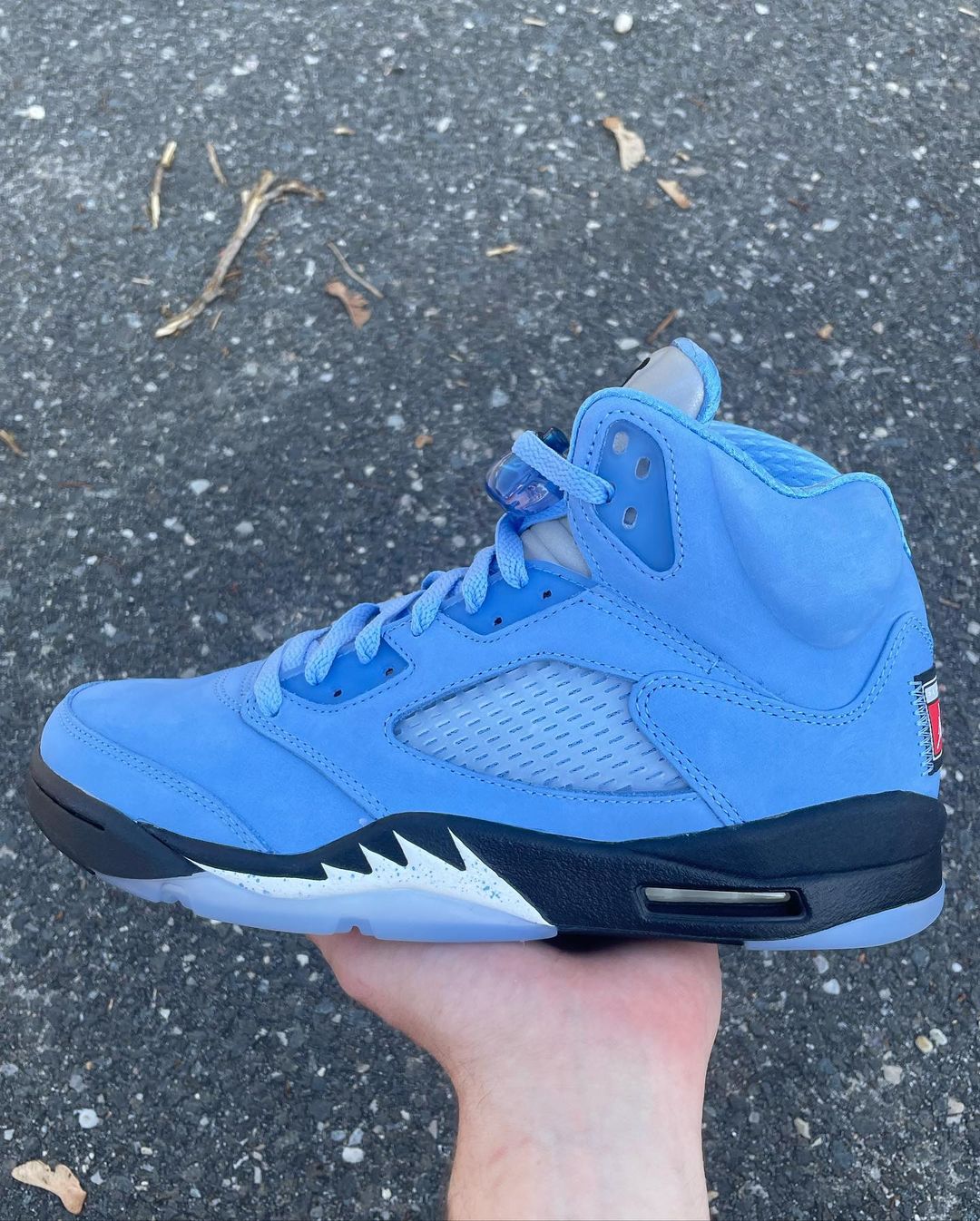 【国内 3/4 発売】ナイキ エア ジョーダン 5 レトロ “UNC/ユニバーシティブルー” (NIKE AIR JORDAN 5 RETRO “UNC/University Blue”) [DV1310-401]