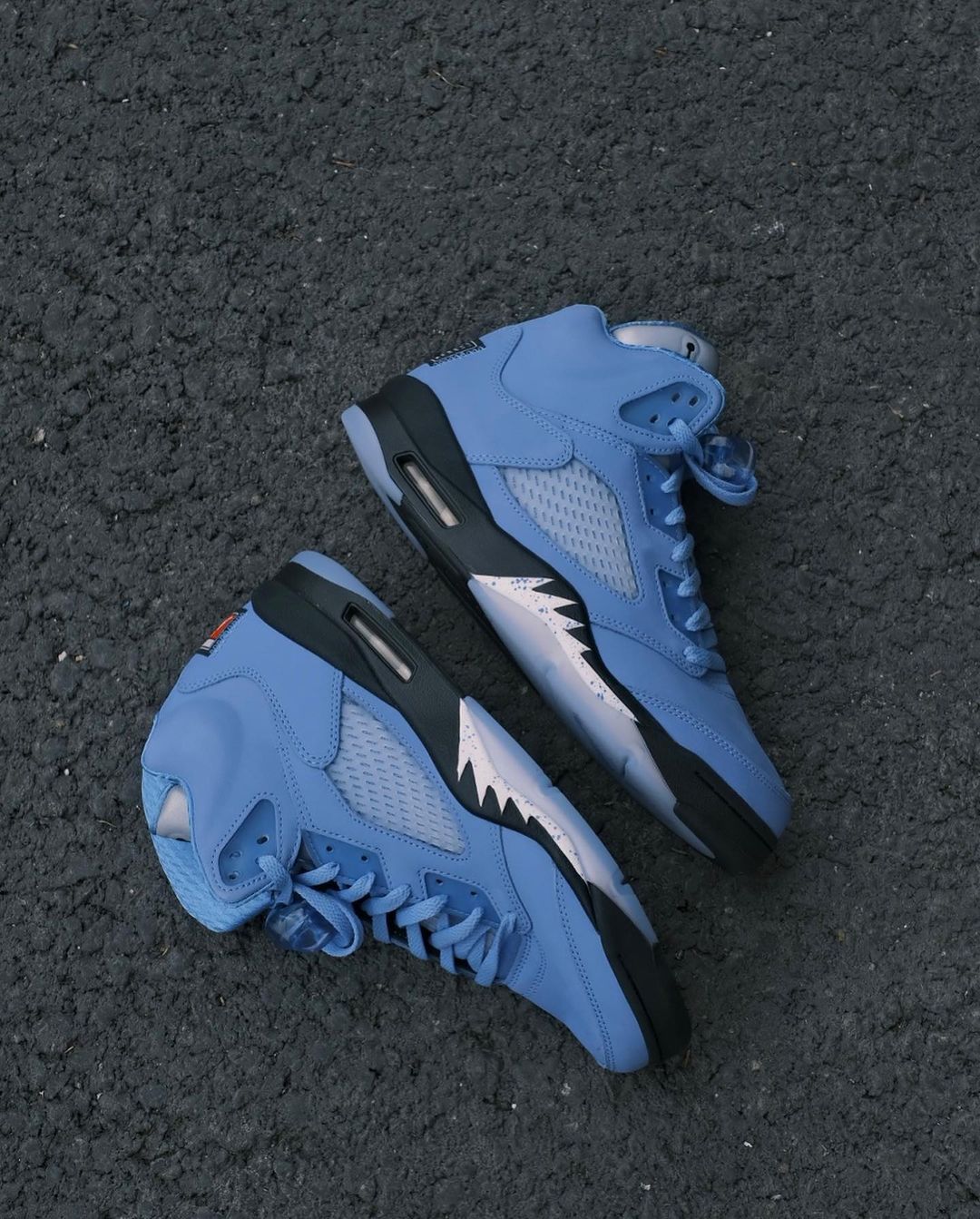 【国内 3/4 発売】ナイキ エア ジョーダン 5 レトロ “UNC/ユニバーシティブルー” (NIKE AIR JORDAN 5 RETRO “UNC/University Blue”) [DV1310-401]