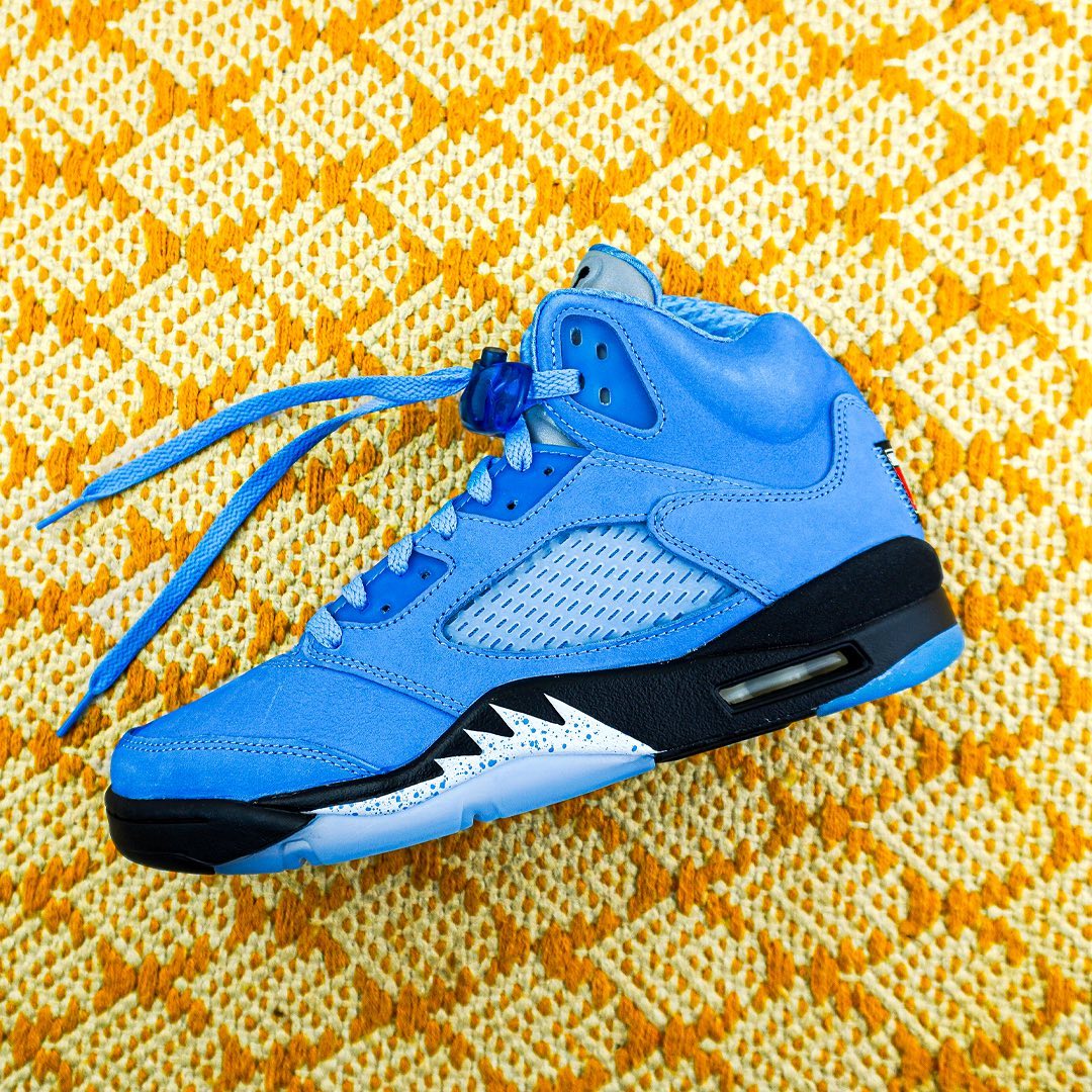 【国内 3/4 発売】ナイキ エア ジョーダン 5 レトロ “UNC/ユニバーシティブルー” (NIKE AIR JORDAN 5 RETRO “UNC/University Blue”) [DV1310-401]