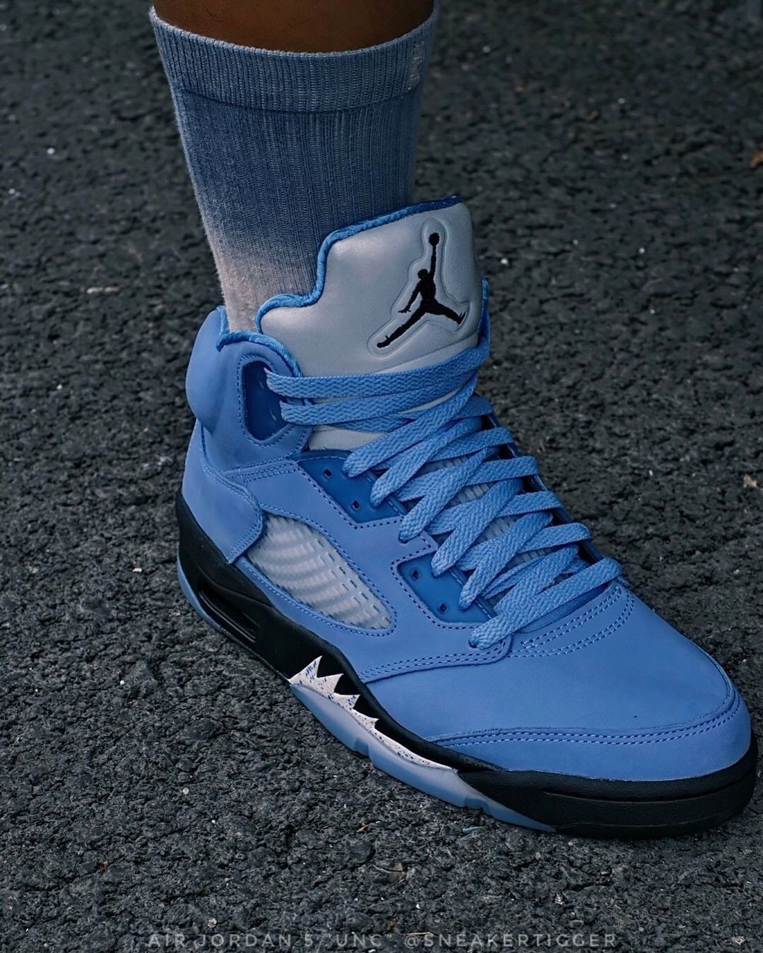 【国内 3/4 発売】ナイキ エア ジョーダン 5 レトロ “UNC/ユニバーシティブルー” (NIKE AIR JORDAN 5 RETRO “UNC/University Blue”) [DV1310-401]