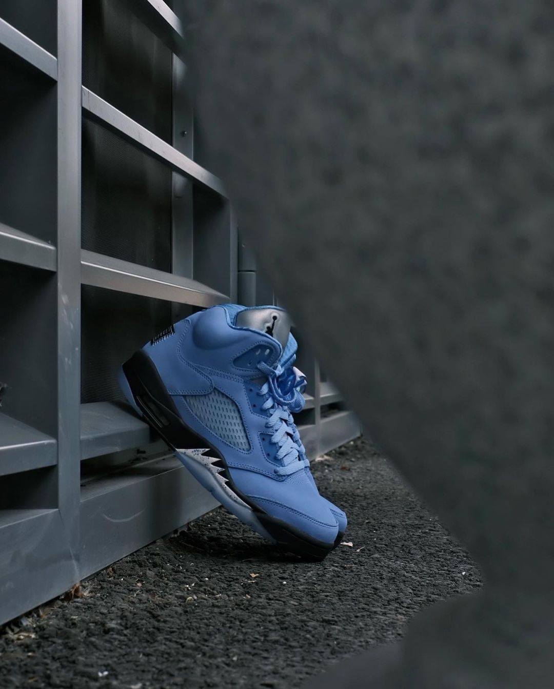 【国内 3/4 発売】ナイキ エア ジョーダン 5 レトロ “UNC/ユニバーシティブルー” (NIKE AIR JORDAN 5 RETRO “UNC/University Blue”) [DV1310-401]