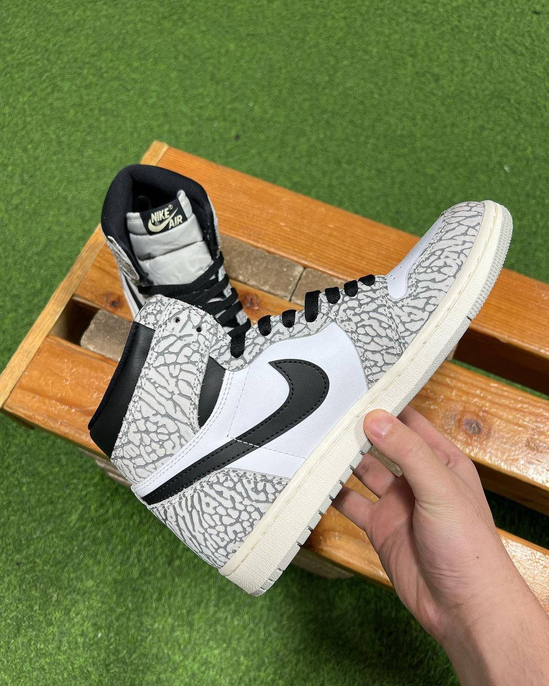 【国内 3/1 発売】ナイキ エア ジョーダン 1 ハイ OG “エレファント/ホワイト/ブラック” (NIKE AIR JORDAN 1 HIGH OG “Elephant/White/Black”) [DZ5485-052]