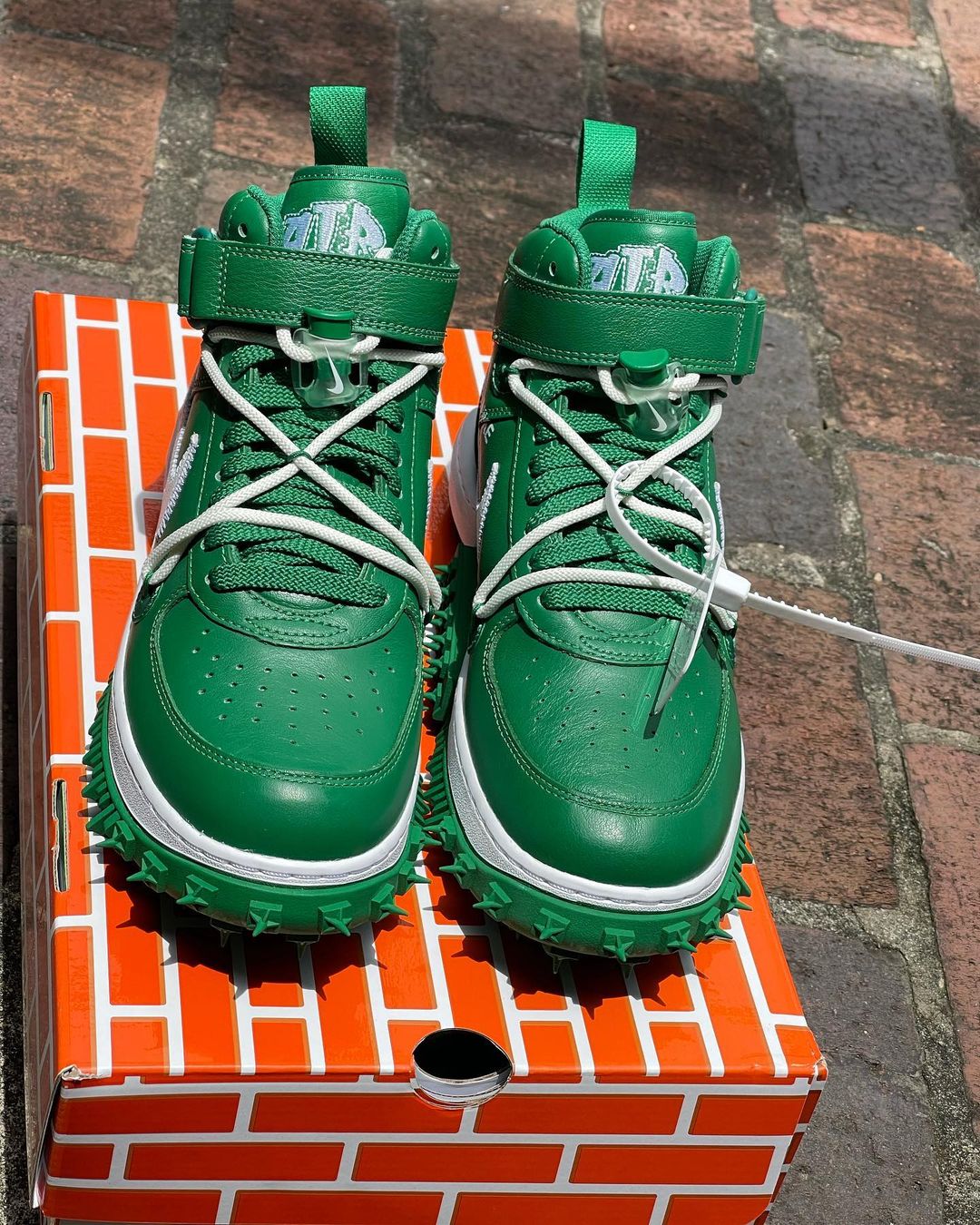 【国内 4/28 発売】OFF-WHITE x NIKE AIR FORCE 1 MID SP “Pine Green” (オフホワイト ナイキ エア フォース 1 ミッド SP “パイングリーン”) [DR0500-300]