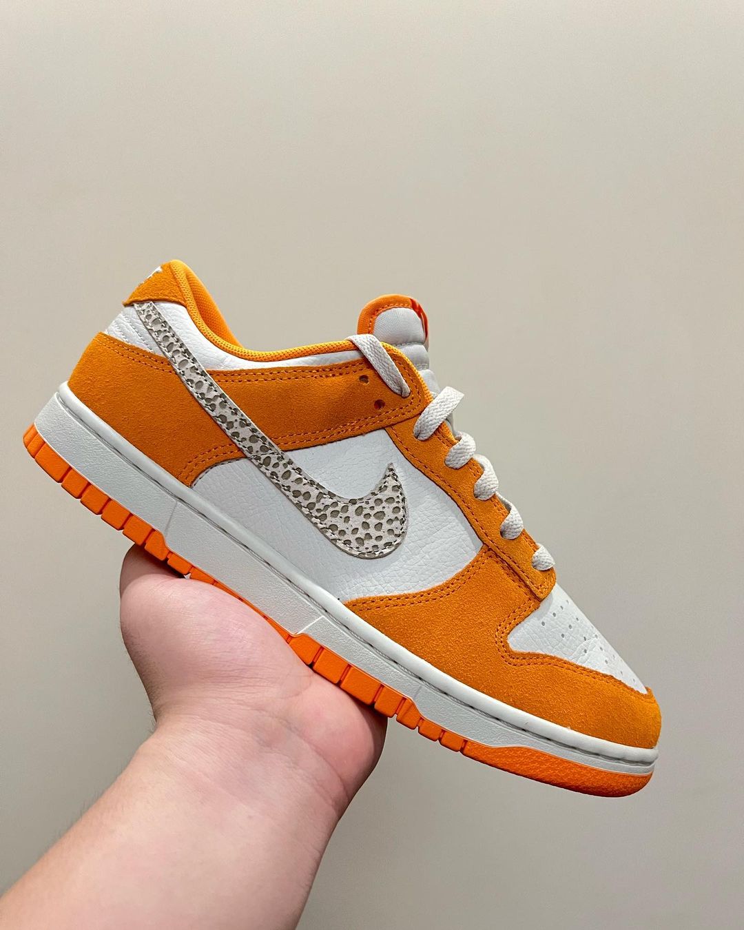 【国内 11/12 発売】ナイキ ダンク ロー “サファリスウッシュ/ホワイト/オレンジ” (NIKE DUNK LOW “Safari Swoosh/White/Orange”) [DR0156-800]