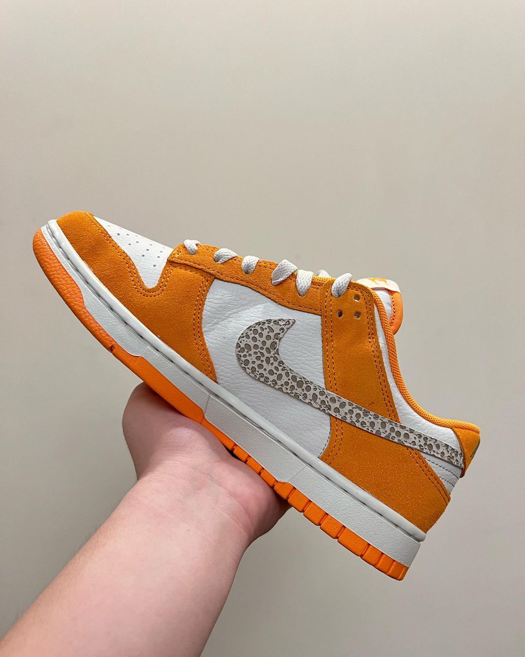 【国内 11/12 発売】ナイキ ダンク ロー “サファリスウッシュ/ホワイト/オレンジ” (NIKE DUNK LOW “Safari Swoosh/White/Orange”) [DR0156-800]