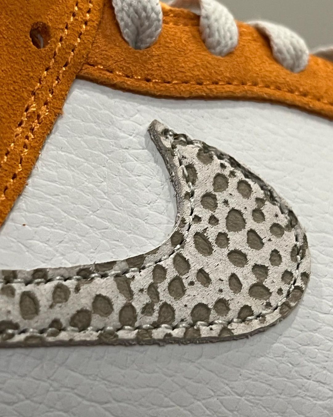 【国内 11/12 発売】ナイキ ダンク ロー “サファリスウッシュ/ホワイト/オレンジ” (NIKE DUNK LOW “Safari Swoosh/White/Orange”) [DR0156-800]