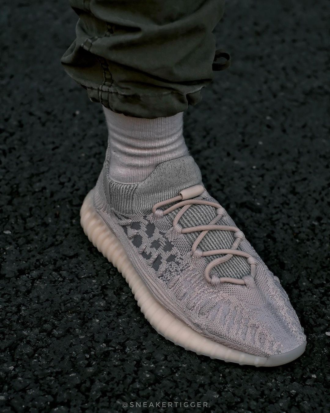 【2023年 8/4 リストック】アディダス オリジナルス イージー ブースト 350 V2 CMPCT “スレートボーン” (adidas Originals YEEZY BOOST 350 V2 CMPCT “Slate Bone”) [HO6519]