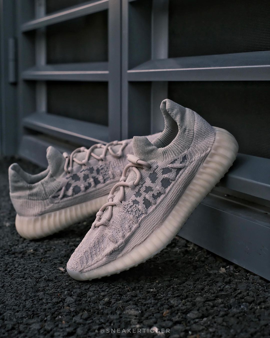 【2023年 8/4 リストック】アディダス オリジナルス イージー ブースト 350 V2 CMPCT “スレートボーン” (adidas Originals YEEZY BOOST 350 V2 CMPCT “Slate Bone”) [HO6519]