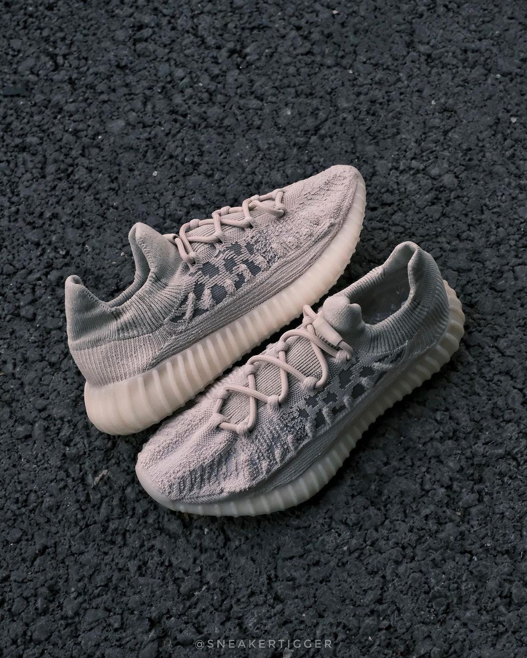 【2023年 8/4 リストック】アディダス オリジナルス イージー ブースト 350 V2 CMPCT “スレートボーン” (adidas Originals YEEZY BOOST 350 V2 CMPCT “Slate Bone”) [HO6519]