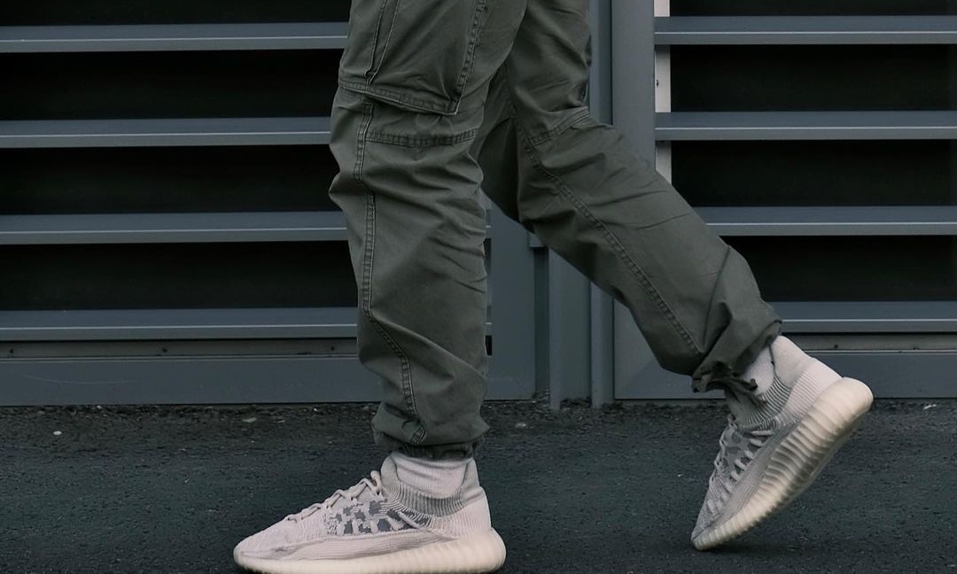 【2023年 8/4 リストック】アディダス オリジナルス イージー ブースト 350 V2 CMPCT “スレートボーン” (adidas Originals YEEZY BOOST 350 V2 CMPCT “Slate Bone”) [HO6519]