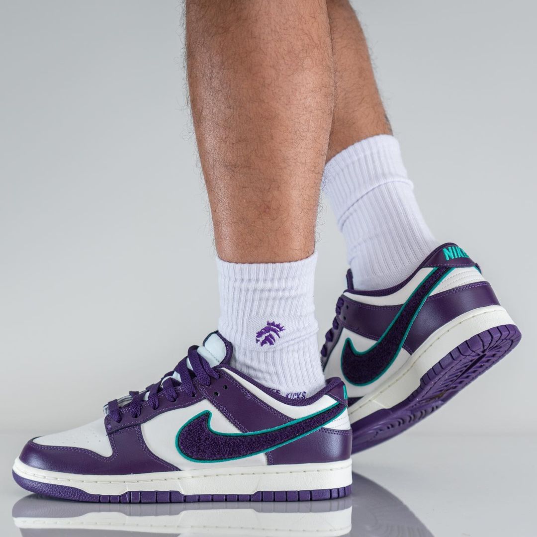 【国内 9/22 発売】ナイキ ダンク ロー “シェニールスウッシュ/ホワイト/パープル” (NIKE DUNK LOW “Chenille Swoosh/White/Purple”) [DQ7683-100]