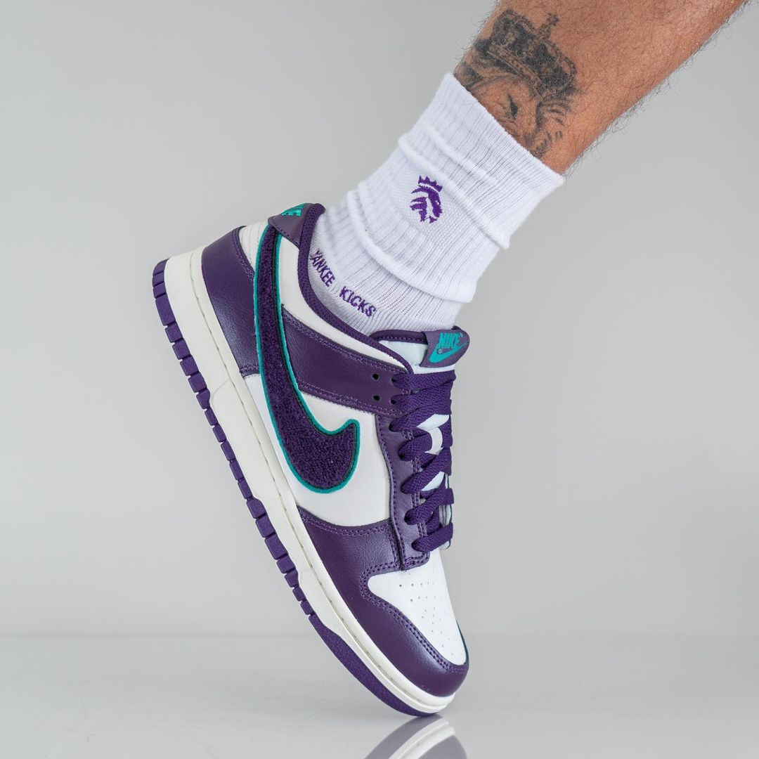 【国内 9/22 発売】ナイキ ダンク ロー “シェニールスウッシュ/ホワイト/パープル” (NIKE DUNK LOW “Chenille Swoosh/White/Purple”) [DQ7683-100]