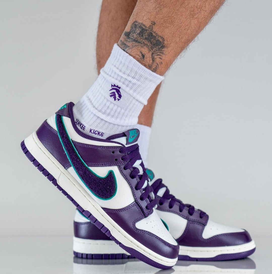 【国内 9/22 発売】ナイキ ダンク ロー “シェニールスウッシュ/ホワイト/パープル” (NIKE DUNK LOW “Chenille Swoosh/White/Purple”) [DQ7683-100]