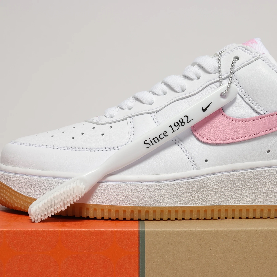 【国内 10/8 発売】ナイキ エア フォース 1 ロー “Since 82/ホワイト/ピンク” (NIKE AIR FORCE 1 LOW “Since 82/White/Pink”) [DM0576-101]