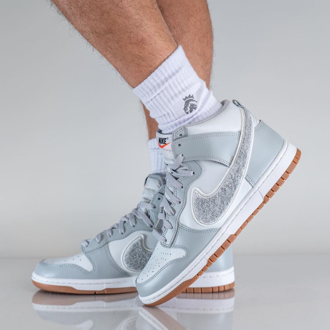 【国内 9/22 発売】ナイキ ダンク ハイ “シェニールスウッシュ/グレー/ガム” (NIKE DUNK HIGH “Chenille Swoosh/Grey/Gum”) [DR8805-003]