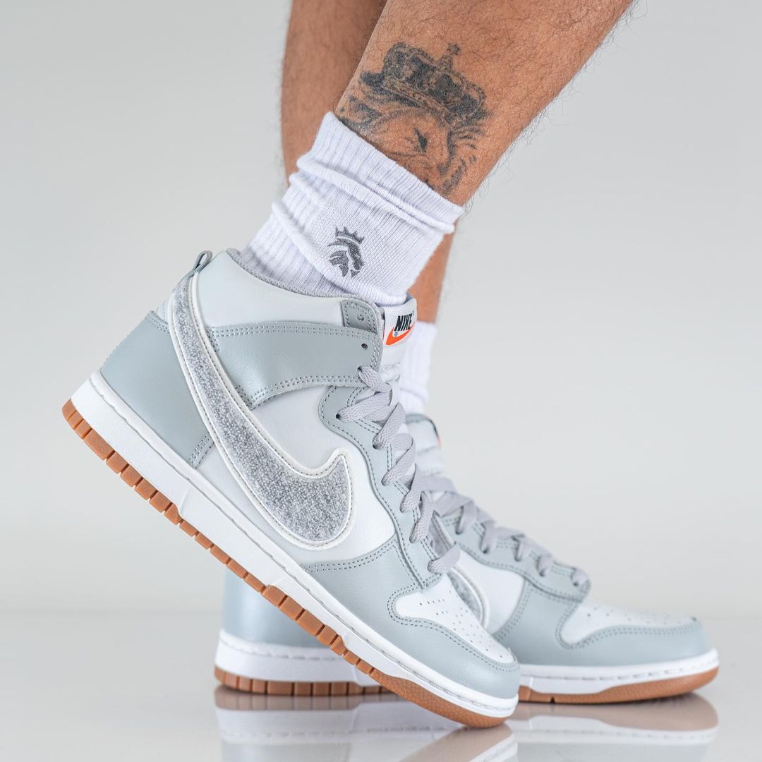 【国内 9/22 発売】ナイキ ダンク ハイ “シェニールスウッシュ/グレー/ガム” (NIKE DUNK HIGH “Chenille Swoosh/Grey/Gum”) [DR8805-003]