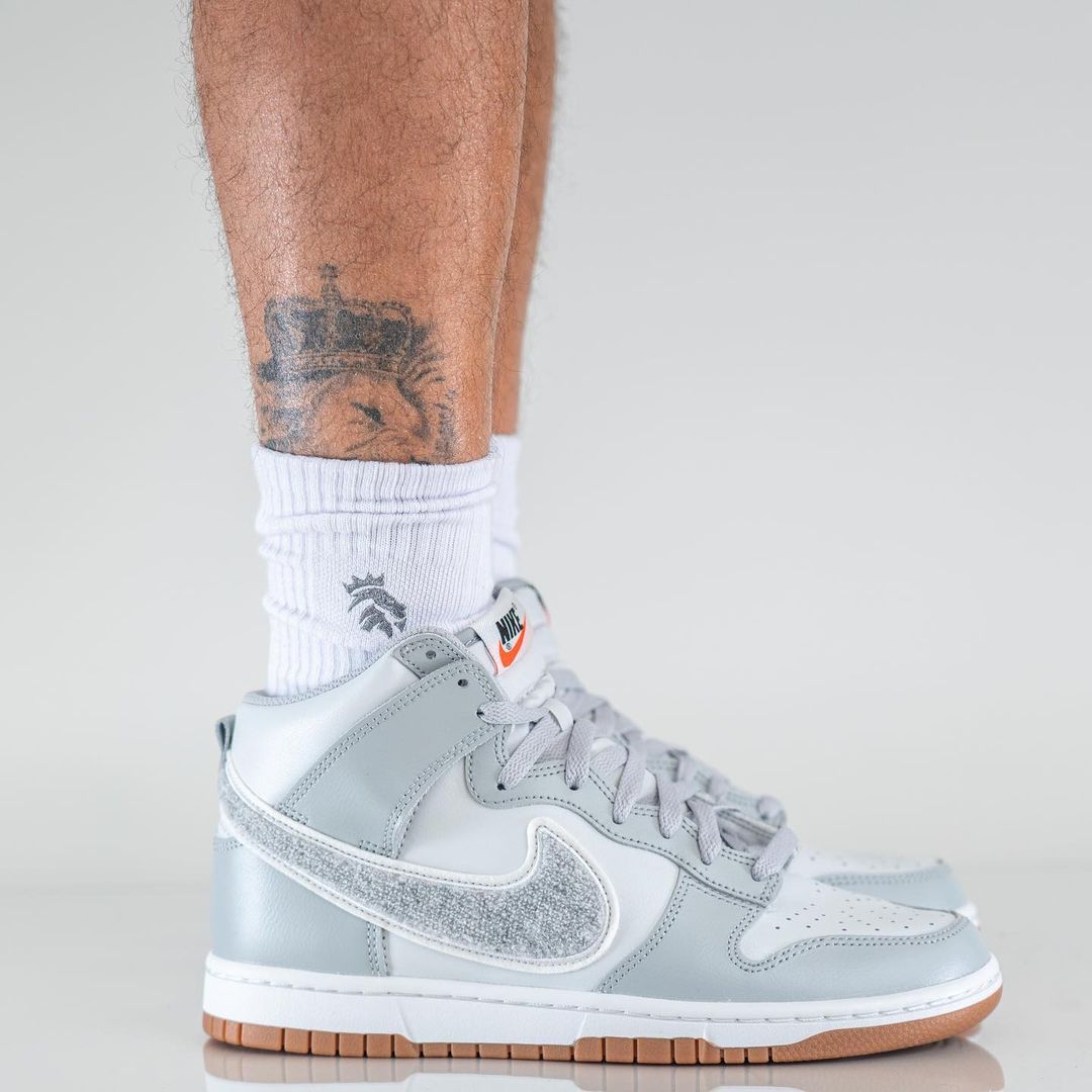 【国内 9/22 発売】ナイキ ダンク ハイ “シェニールスウッシュ/グレー/ガム” (NIKE DUNK HIGH “Chenille Swoosh/Grey/Gum”) [DR8805-003]