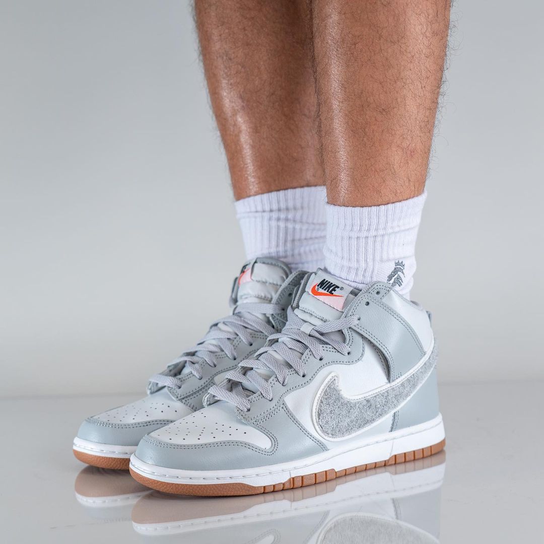 【国内 9/22 発売】ナイキ ダンク ハイ “シェニールスウッシュ/グレー/ガム” (NIKE DUNK HIGH “Chenille Swoosh/Grey/Gum”) [DR8805-003]