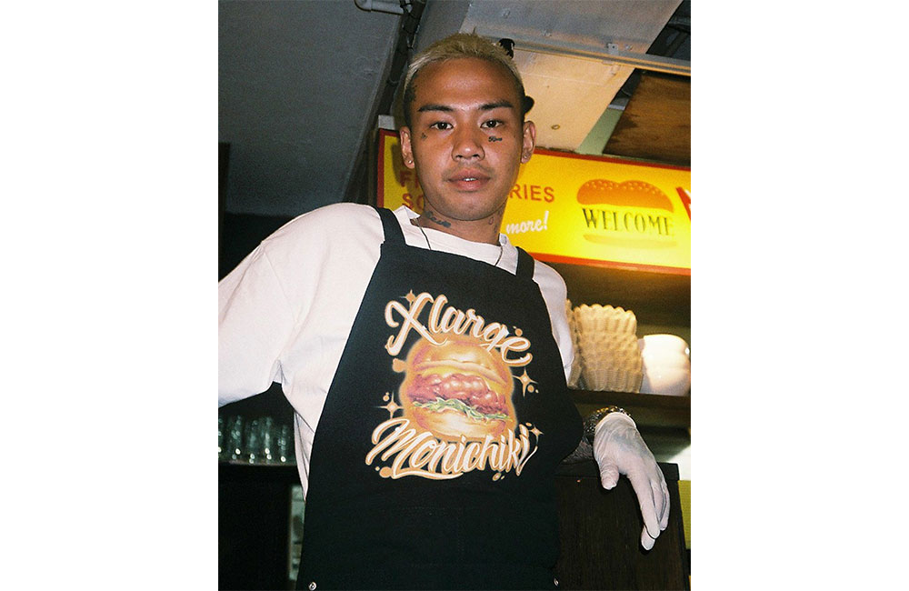 XLARGE × チキンバーガー専門店「MONICHIKI HOUSE」コラボコレクションが7/23 発売 (エクストララージ モニチキハウス)