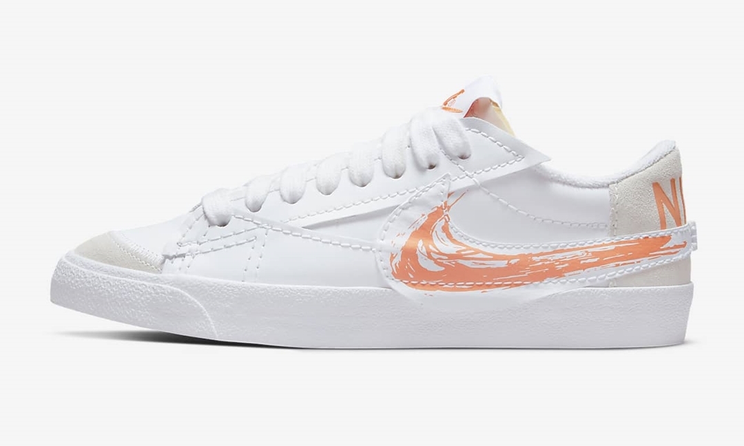 海外発売！ナイキ ブレーザー ロー 77 ジャンボ “ブラッシュストローク スウッシュ/ホワイト/オレンジトランス” (NIKE BLAZER LOW 77 JUMBO “Brushstroke Swoosh/White/Orange Trance”) [DX2648-100]