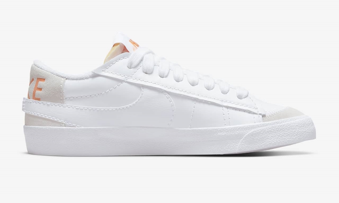 海外発売！ナイキ ブレーザー ロー 77 ジャンボ “ブラッシュストローク スウッシュ/ホワイト/オレンジトランス” (NIKE BLAZER LOW 77 JUMBO “Brushstroke Swoosh/White/Orange Trance”) [DX2648-100]