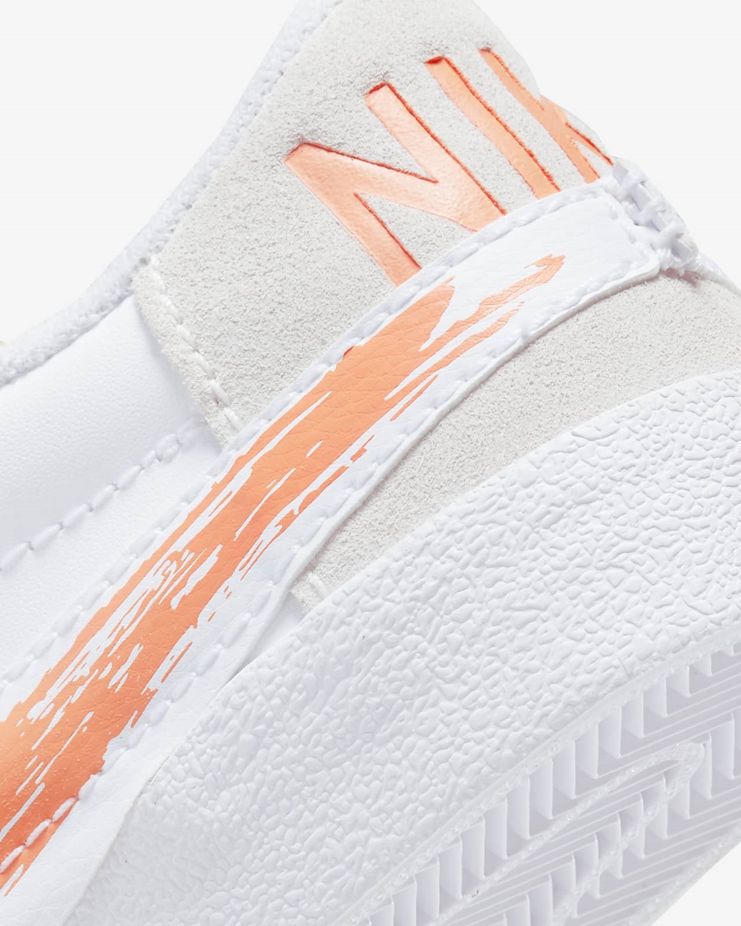 海外発売！ナイキ ブレーザー ロー 77 ジャンボ “ブラッシュストローク スウッシュ/ホワイト/オレンジトランス” (NIKE BLAZER LOW 77 JUMBO “Brushstroke Swoosh/White/Orange Trance”) [DX2648-100]