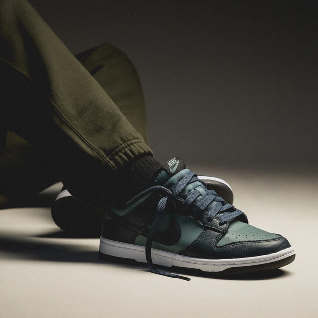 【国内 12/7 発売】ナイキ ダンク ロー “ミネラルグリーン/アーモリーネイビー” (NIKE DUNK LOW “Mineral Slate/Armory Navy”) [DR9705-300]