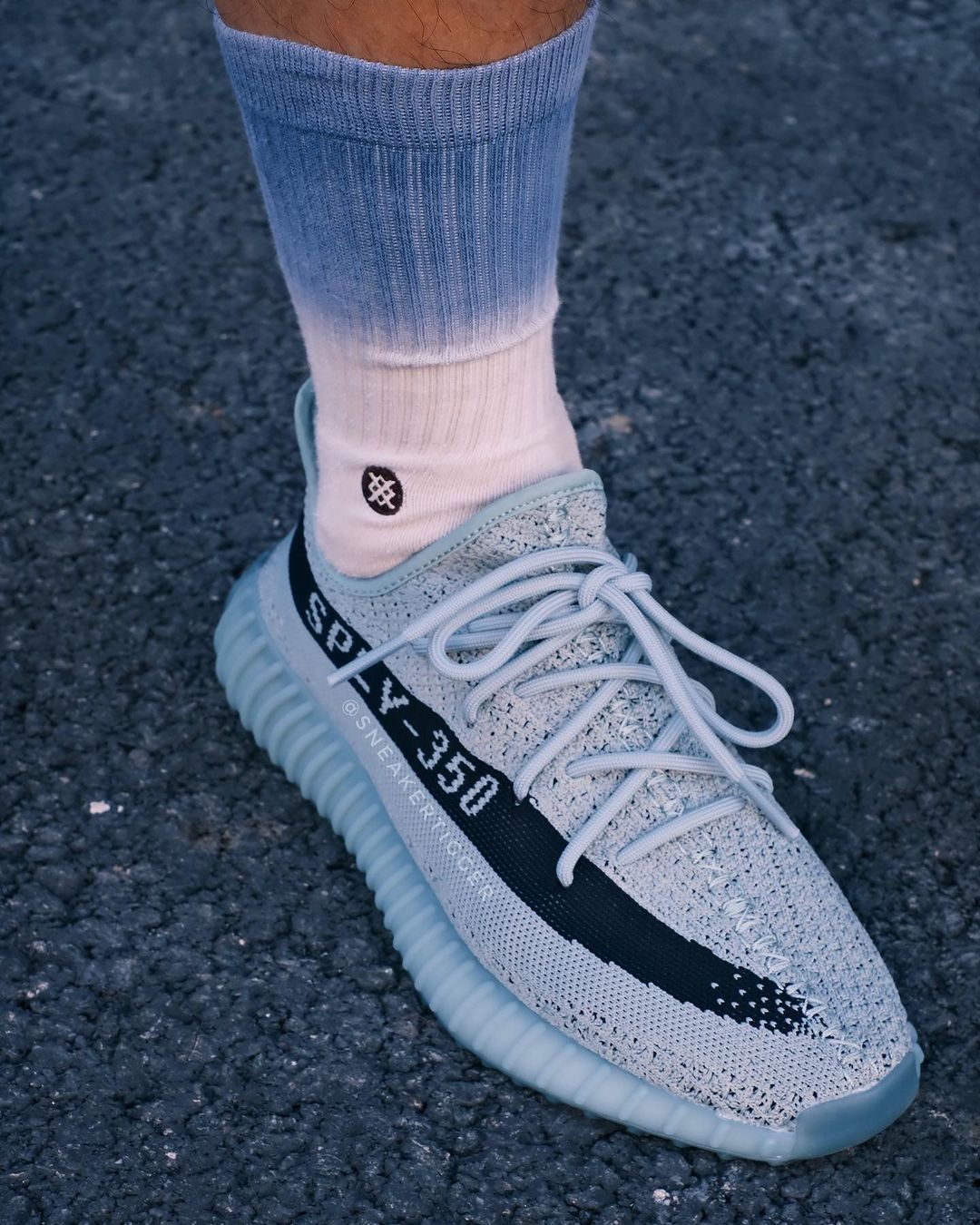 【国内 10/22 発売】アディダス オリジナルス イージー 350 ブースト V2 “ソルト/コアブラック” (adidas Originals YEEZY 350 BOOST V2 “Salt/Core Black”) [HQ2060]