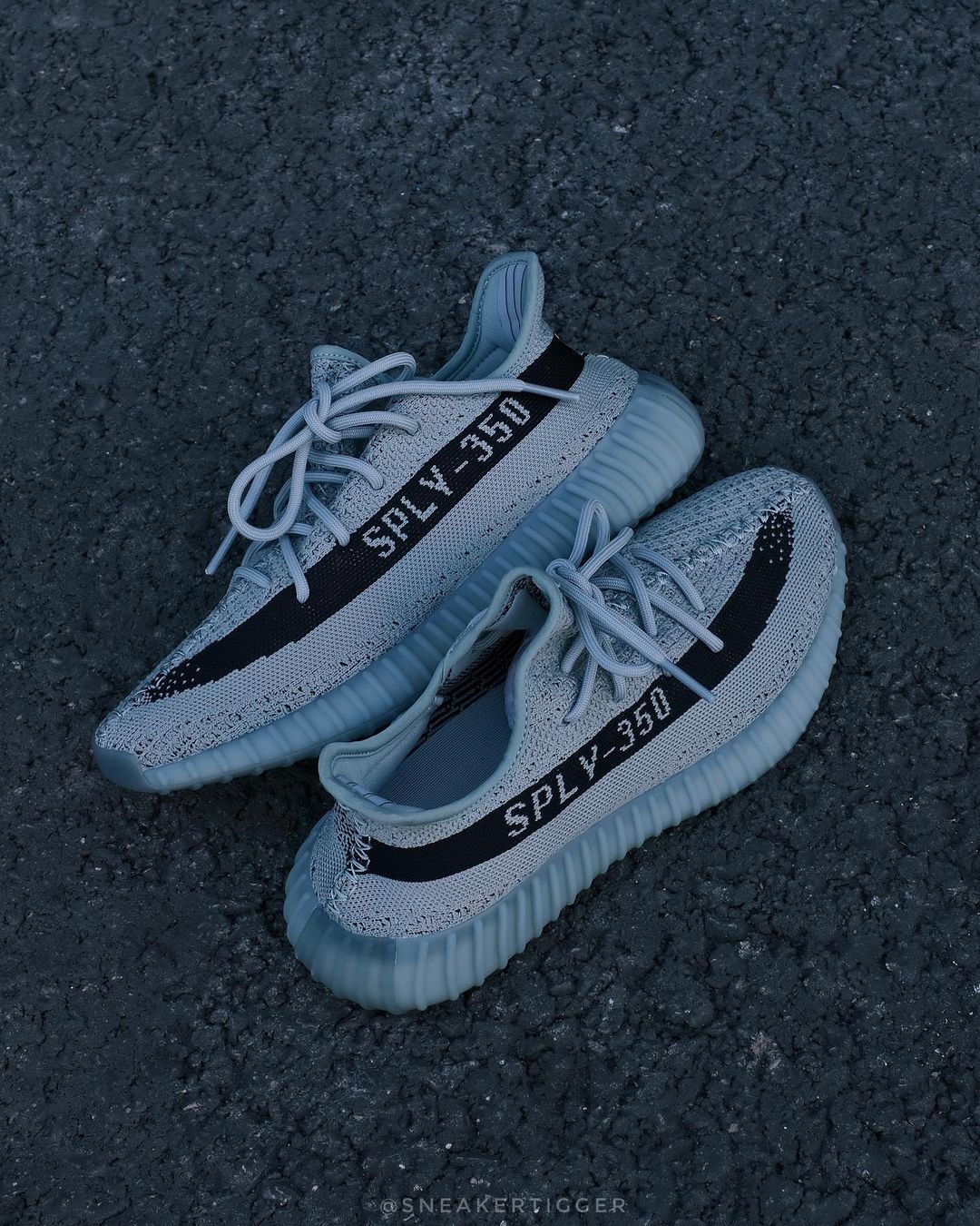 【国内 10/22 発売】アディダス オリジナルス イージー 350 ブースト V2 “ソルト/コアブラック” (adidas Originals YEEZY 350 BOOST V2 “Salt/Core Black”) [HQ2060]