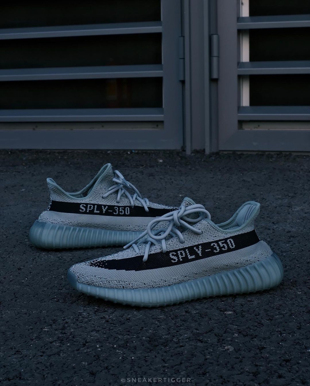 【国内 10/22 発売】アディダス オリジナルス イージー 350 ブースト V2 “ソルト/コアブラック” (adidas Originals YEEZY 350 BOOST V2 “Salt/Core Black”) [HQ2060]