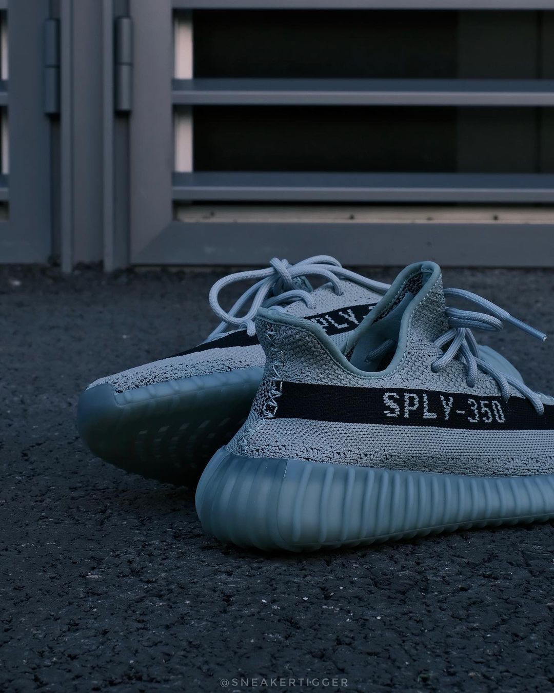 【国内 10/22 発売】アディダス オリジナルス イージー 350 ブースト V2 “ソルト/コアブラック” (adidas Originals YEEZY 350 BOOST V2 “Salt/Core Black”) [HQ2060]