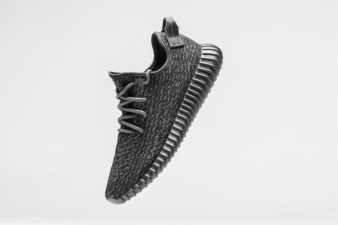 【国内 6/1 リストック】アディダス オリジナルス イージー 350 ブースト “パイレートブラック” (adidas Originals YEEZY 350 BOOST “Pirate Black”)  [BB5350]