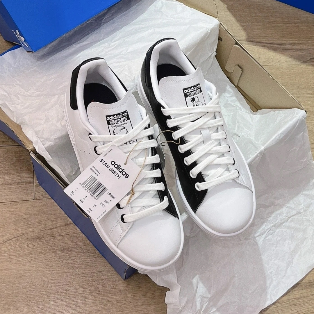 ディズニー クルエラ × アディダス オリジナルス スタンスミス “ホワイト/ブラック” (Disney Cruella adidas Originals STAN SMITH “Cloud White/Core Black”) [HP5587]