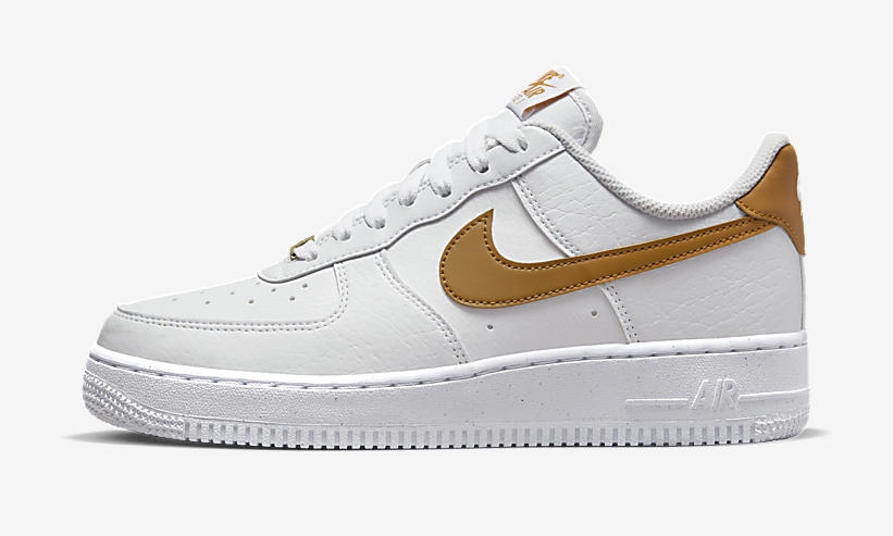 【国内 9/17 発売】ナイキ エア フォース 1 ロー “ネクスト ネイチャー/ホワイト/ゴールドスエード” (NIKE AIR FORCE 1 LOW “Next Nature/White/Gold Suede”) [DN1430-104]